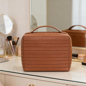 Decumeby travel makeup bag durable materials stand up to frequent travel use.