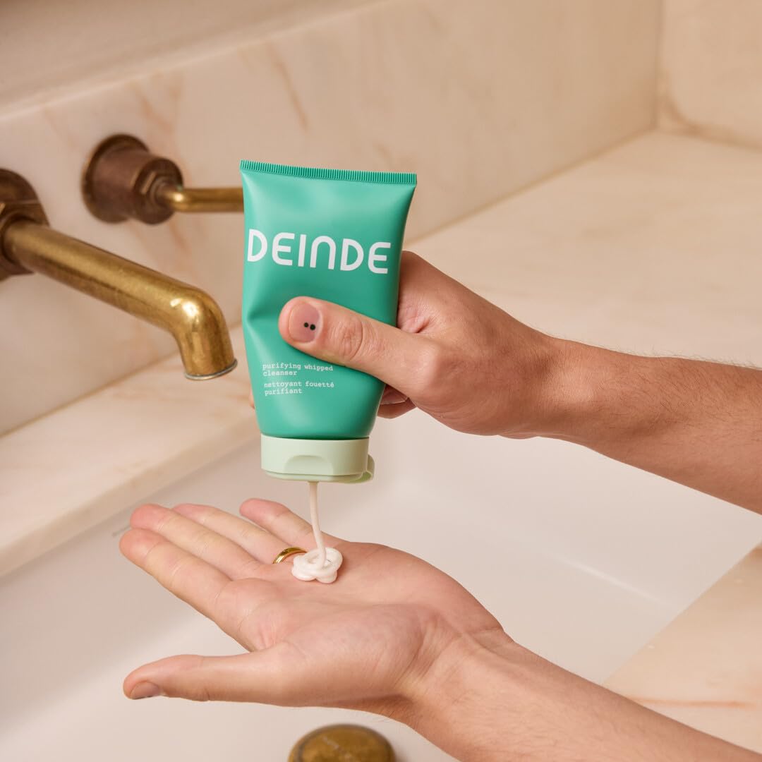 Dispense bottle releasing a creamy microfoam for cleansing