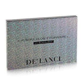 DE'LANCI palette includes a large mirror for easy application.