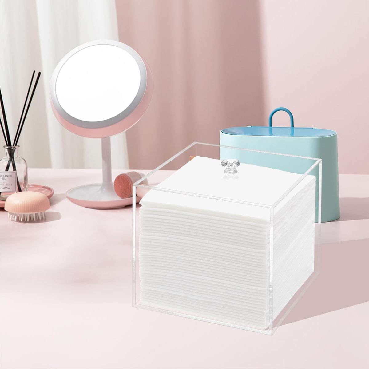 DELIPPLY clear acrylic box with dust-proof lid protects facial towels.