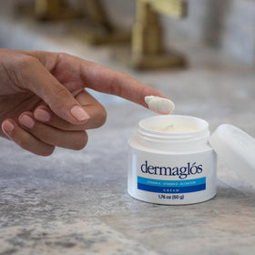 Dermaglós scar care context image hints at skin resilience support.