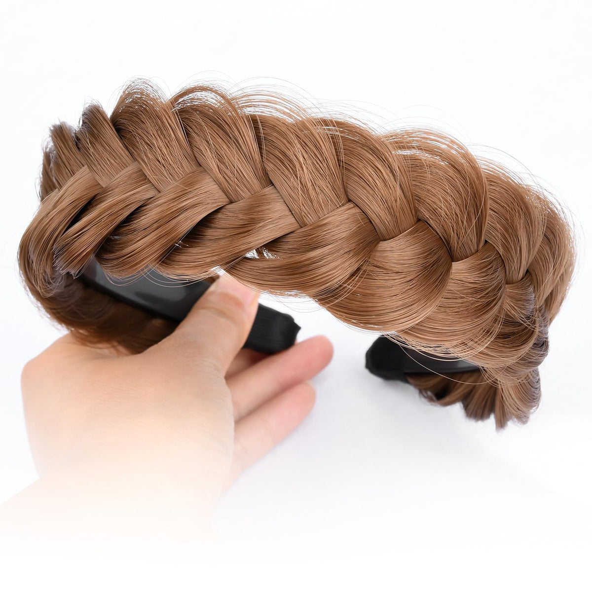 DIGUAN synthetic hair texture close-up highlights natural-looking fibers and color blends.
