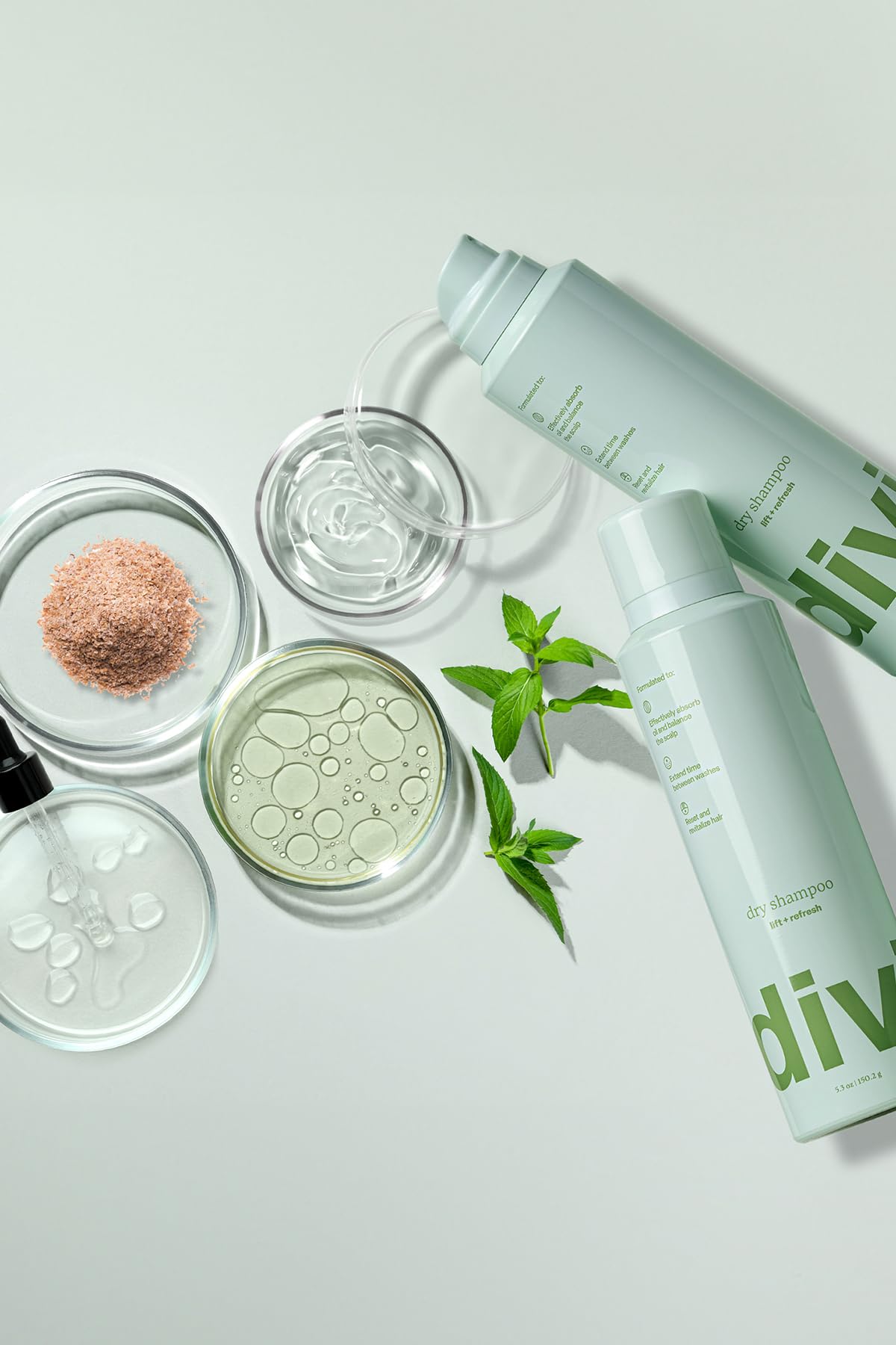 Divi Dry Shampoo micro-algae blend protects hair from breakage and pollution.
