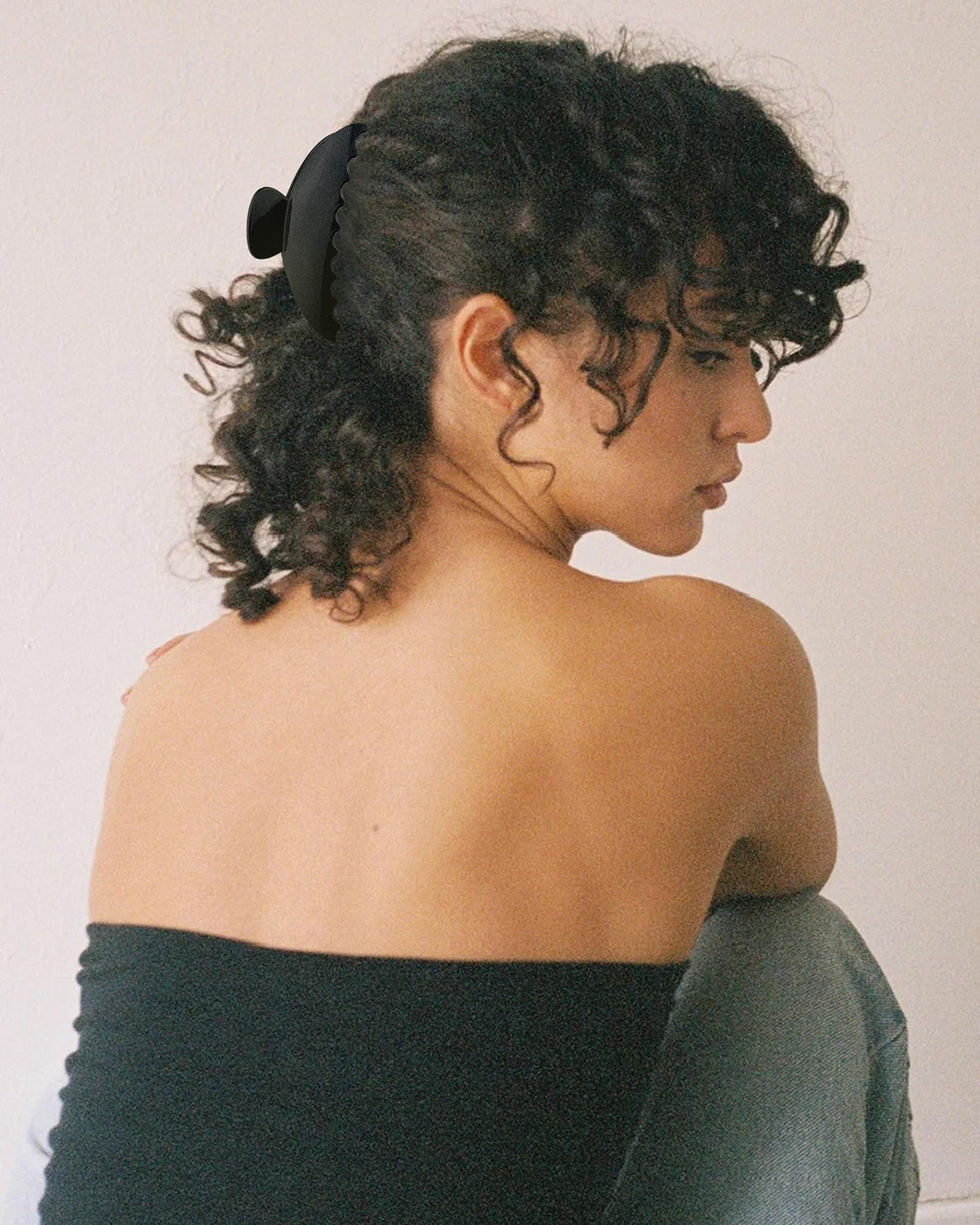 DMJHJY hair claw clip with rounded edges reduces pulling and snagging.