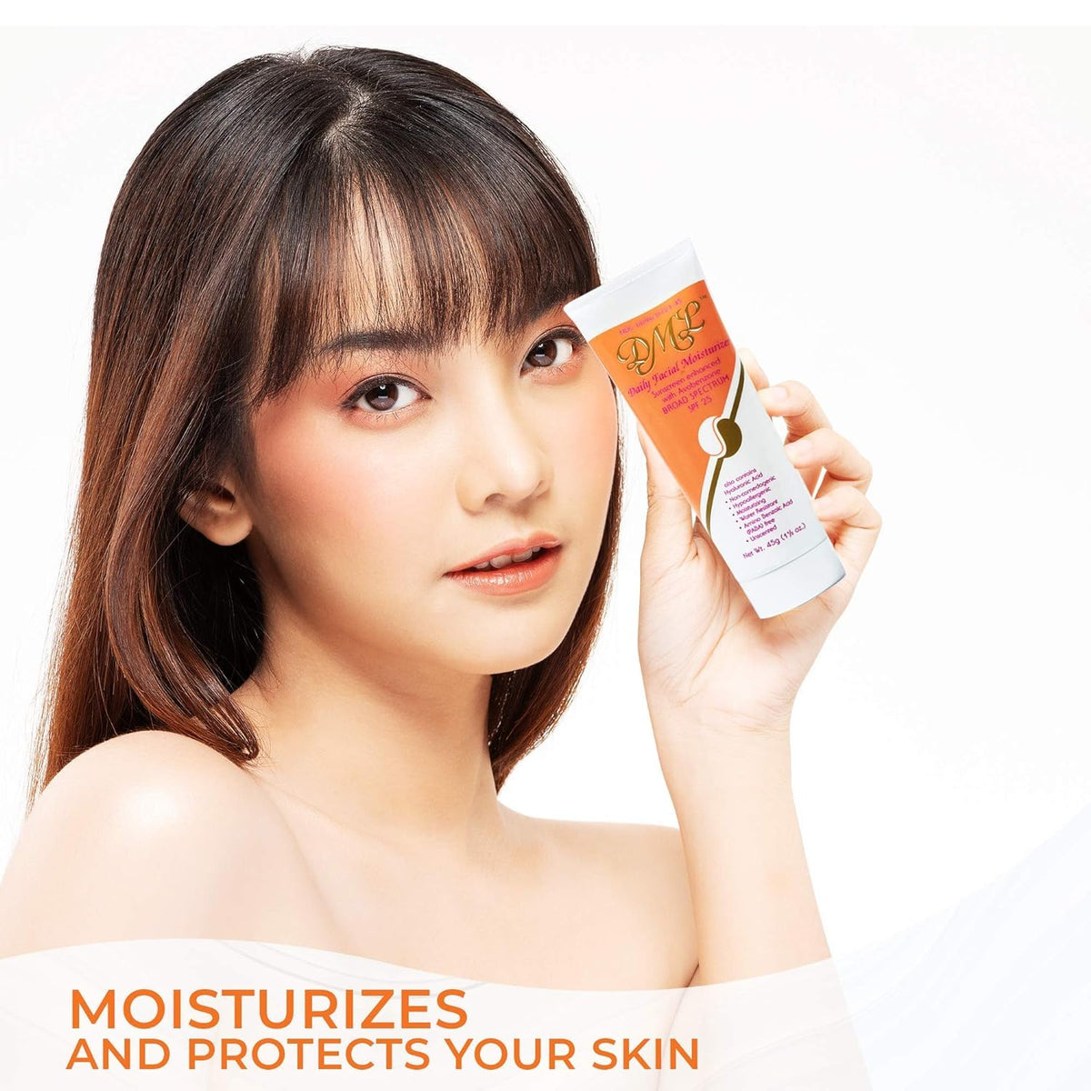 Close-up of SPF25 lotion texture for smooth daily hydration.