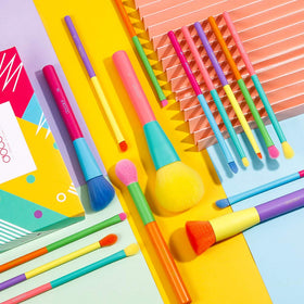 Docolor eyeliner and brow brush ensures clean lines and control.