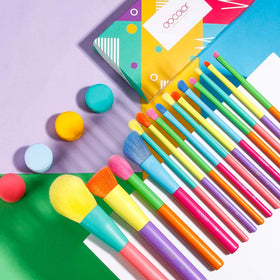 Docolor foundation brush with dense bristles for smooth, even liquid coverage.
