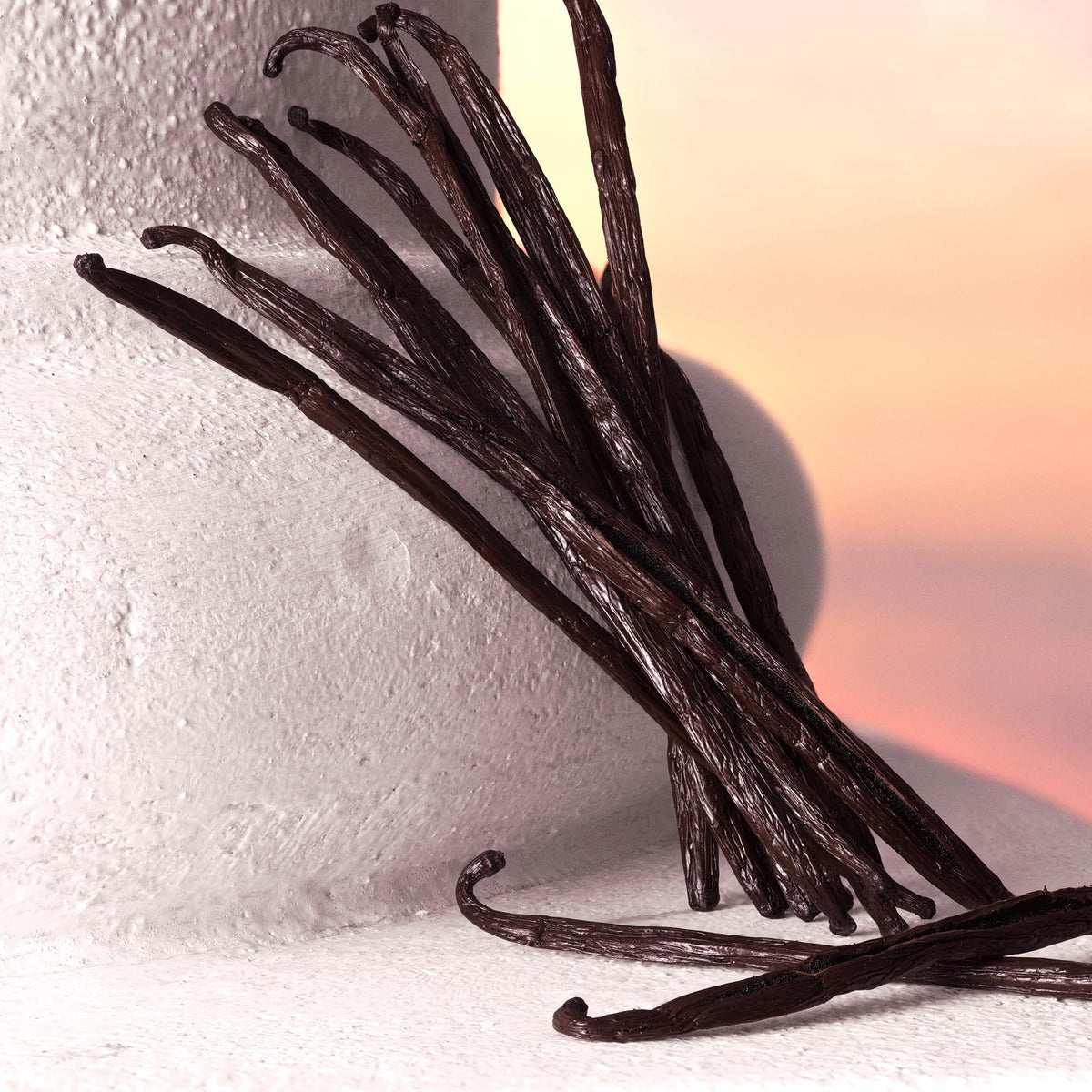 Amber vanilla base note illustration, warm and inviting impression