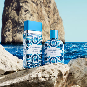 Dolce & Gabbana New Light Blue Capri in Love bottle top, spicy opening hints at energy.