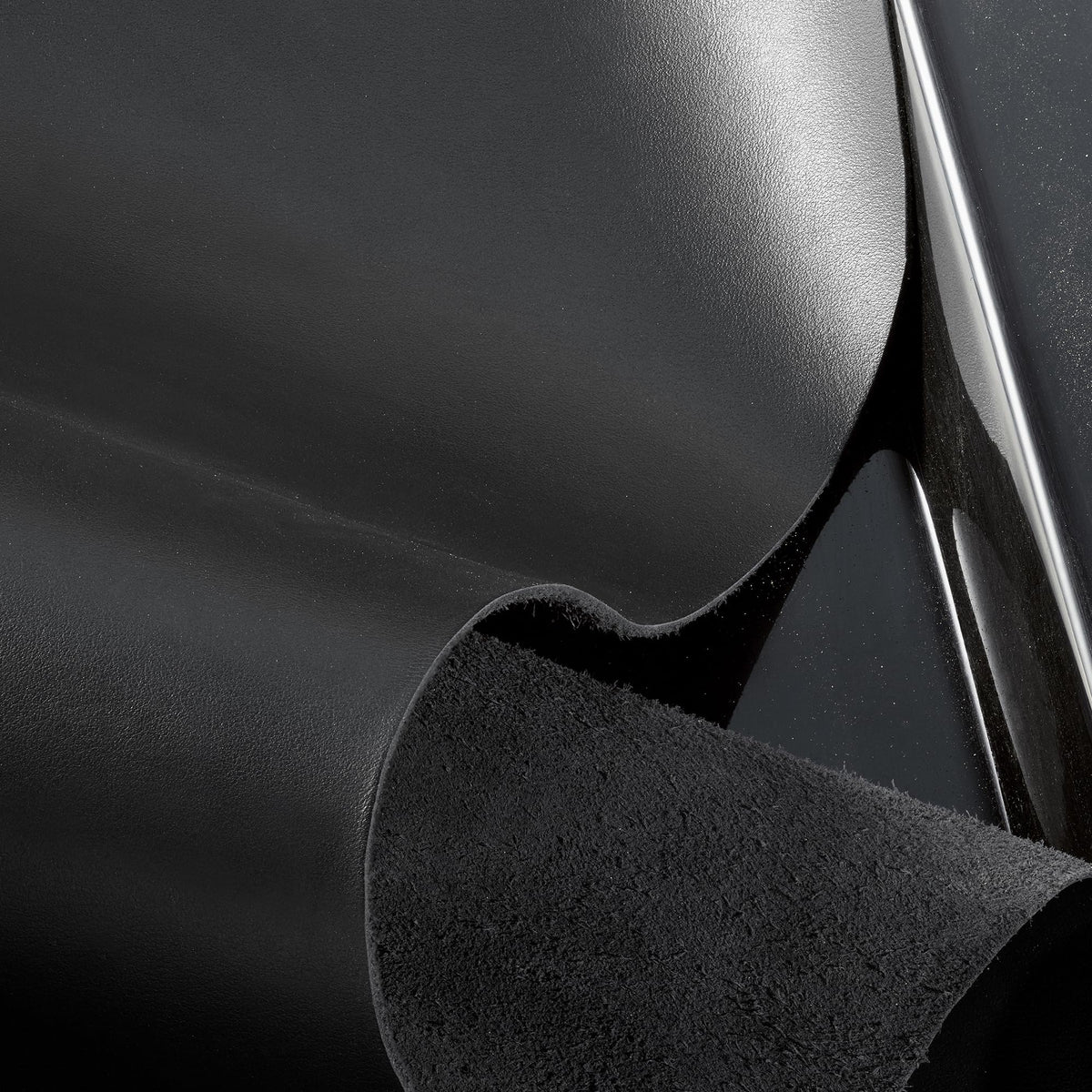 Dolce&Gabbana K Intense travel spray close-up highlighting leathery woody notes