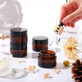 Domensi cream sample container fits lotions and samples neatly.