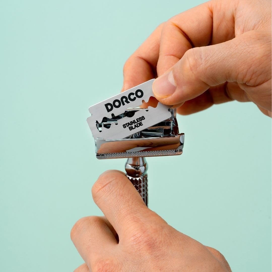 Boxed packaging of Dorco ST300 Platinum Extra for convenient storage
