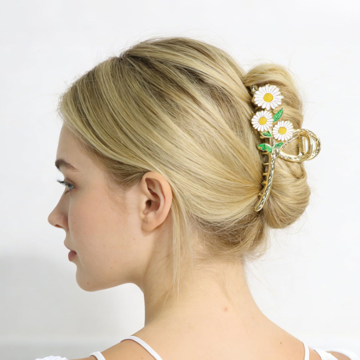 DPWCVM strawberry flower clip offers playful detail and firm grip.