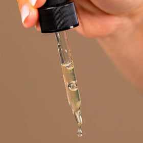 Dr Dennis Gross Advanced Retinol + Ferulic Serum bottle cap closeup showing secure lid for travel.