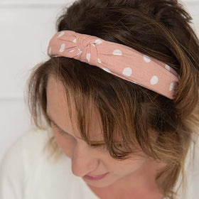 DRESHOW knotted-front headband adds texture to casual looks.