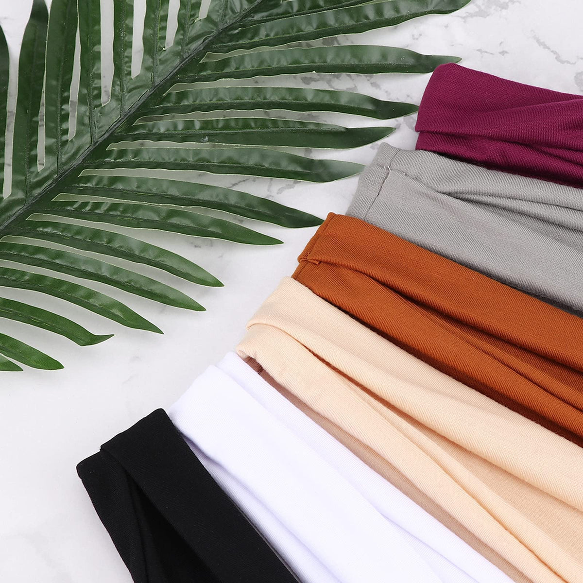 Casual daily wear with DRESHOW headbands supports hair control.