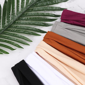 Casual daily wear with DRESHOW headbands supports hair control.