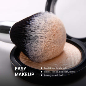 DUcare detailed eyeshadow and eyeliner brush for precise lids.