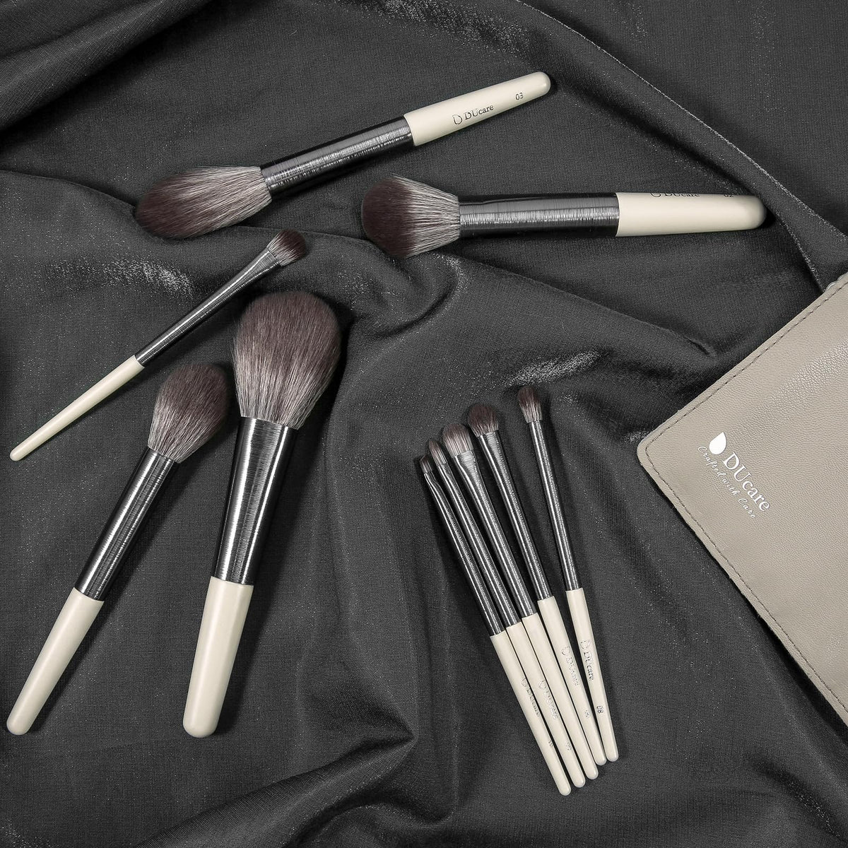DUcare lip brush for clean, defined lips.