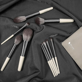 DUcare lip brush for clean, defined lips.