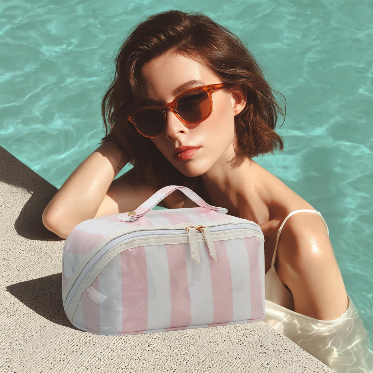 DYSHAYEN Stripe travel bag makes a thoughtful gift for frequent travelers.