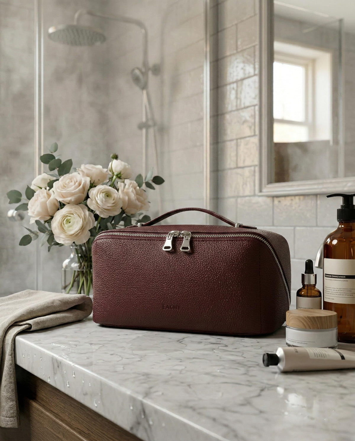 Eachy lychee-leather bag with middle compartment for organized essentials