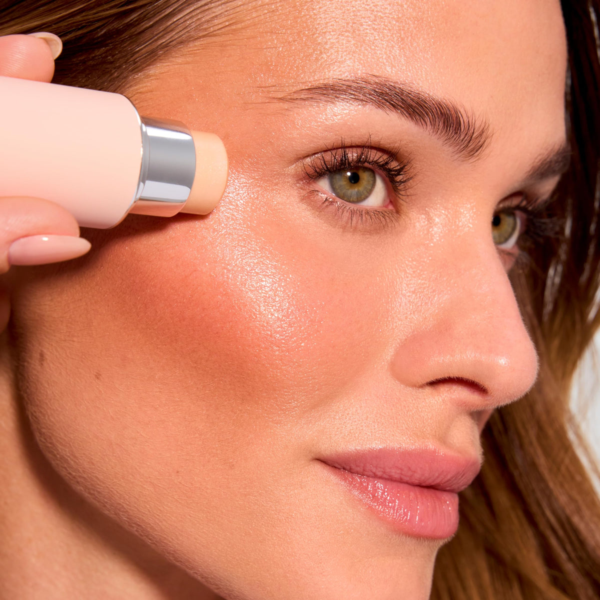 EarthsCure Glow Glaze highlighter stick suitable for face and body highlighting.