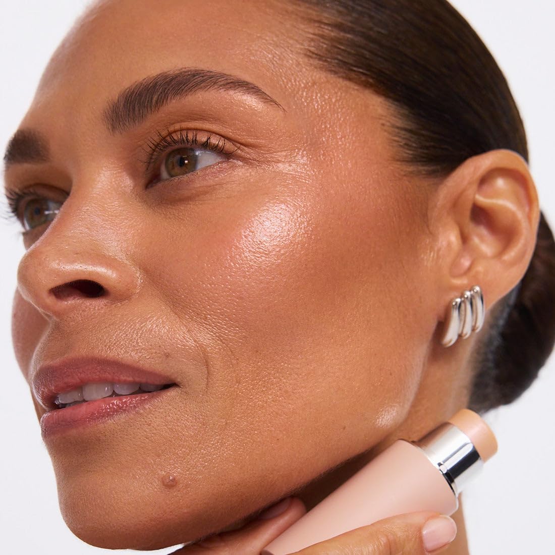 EarthsCure Glow Glaze highlighter stick uses hydrating formula for comfortable wear.