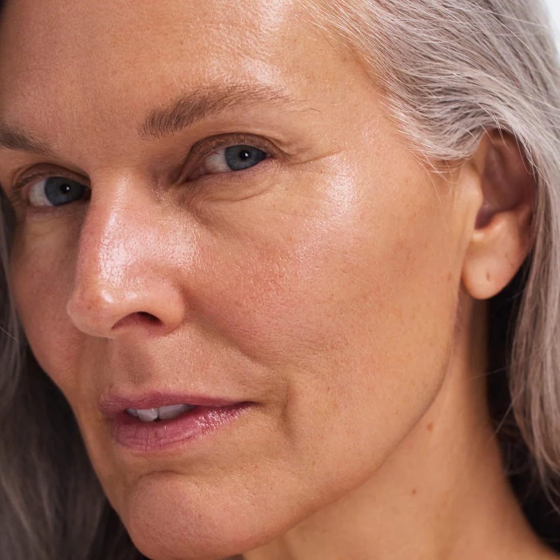 EarthsCure Hybrid Retinol Cream application scene suggests night-time care ritual