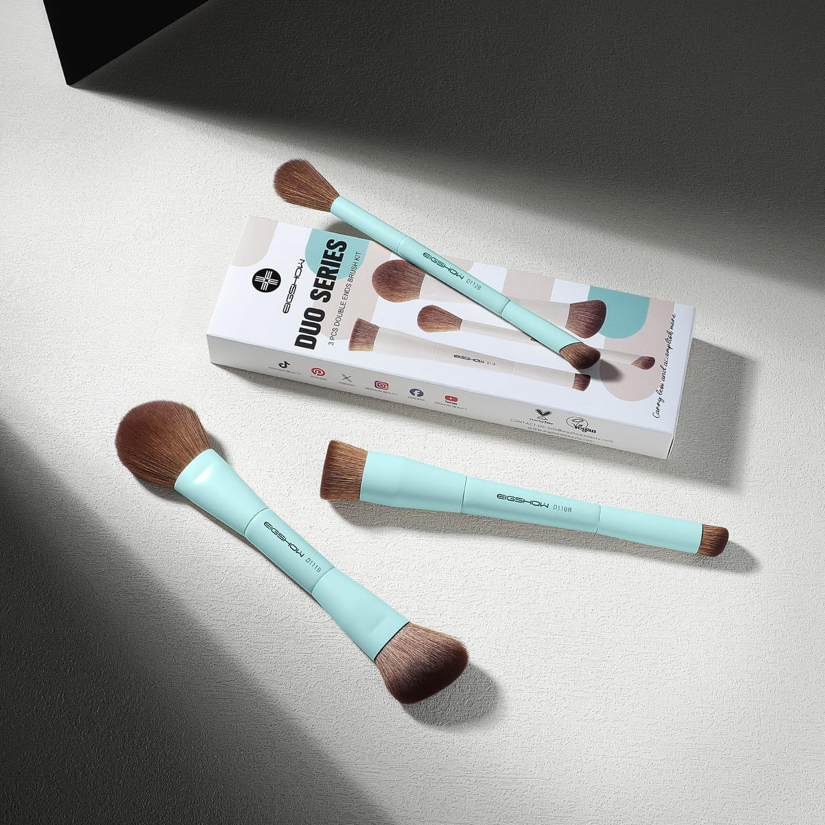 EIGSHOW cyan travel gift pack offers versatile makeup options