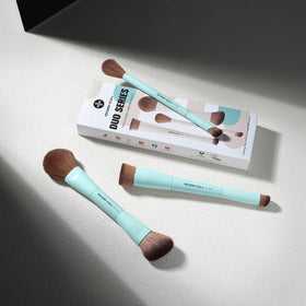EIGSHOW cyan travel gift pack offers versatile makeup options