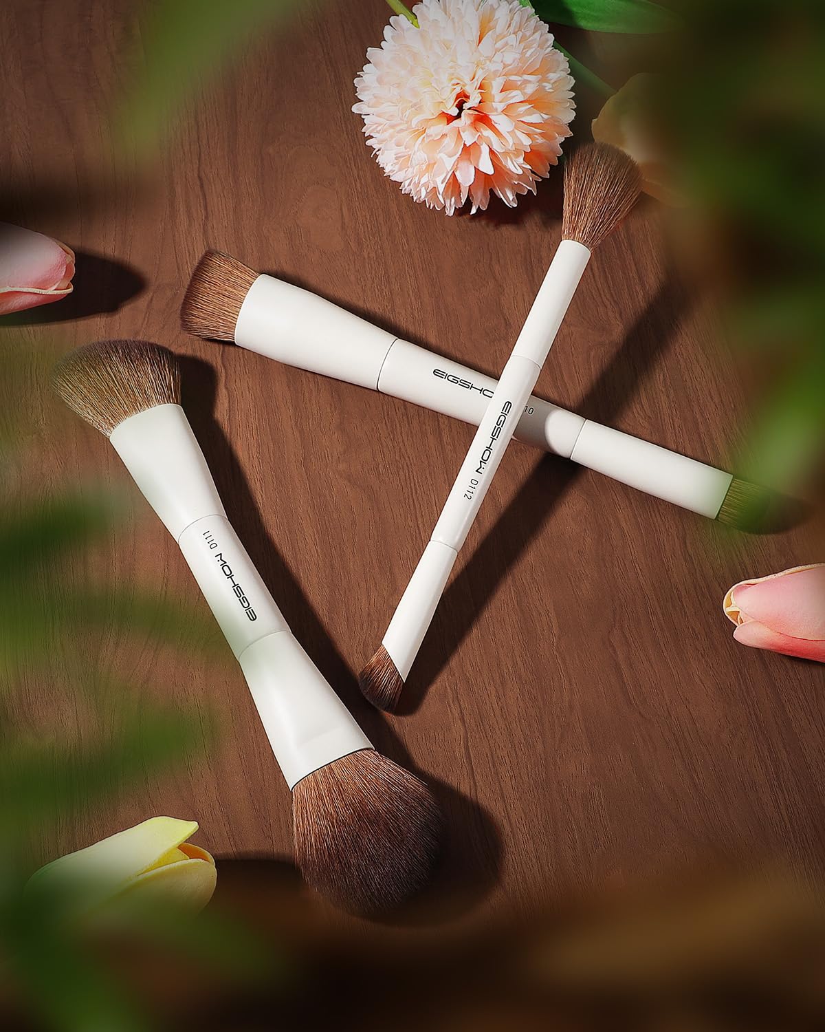 EIGSHOW highlighter brush for precise luminous placement