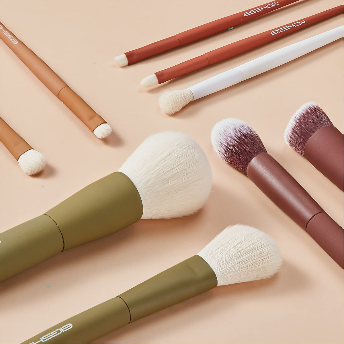 Eigshow smudge brush for precise eye definition and blended edges.
