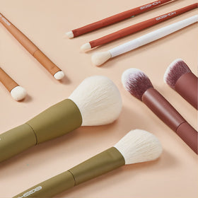 Eigshow smudge brush for precise eye definition and blended edges.