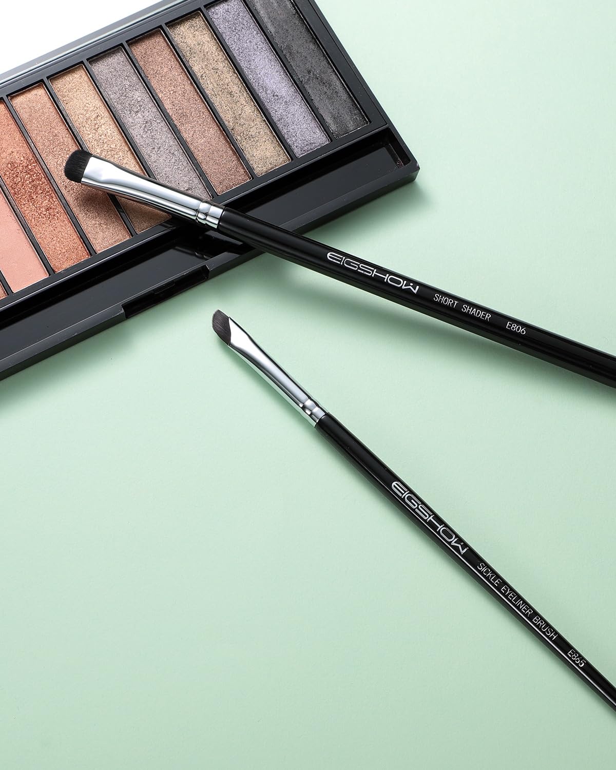 Eigshow smudge brush for blending shades and deepening color along lash line