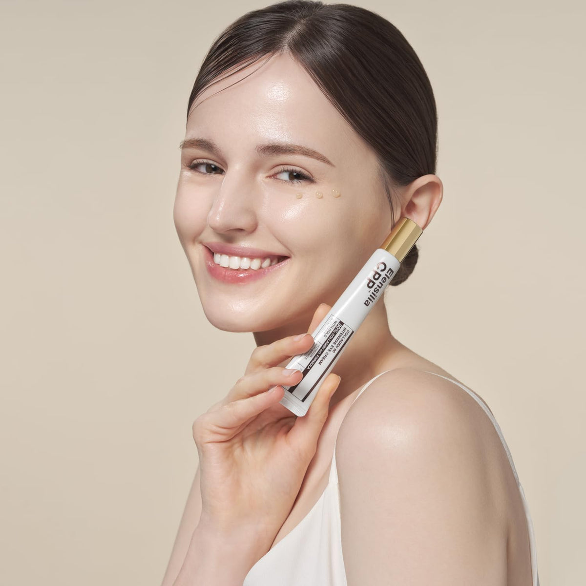Elensilia snail filtrate application around the eye area with soothing texture.