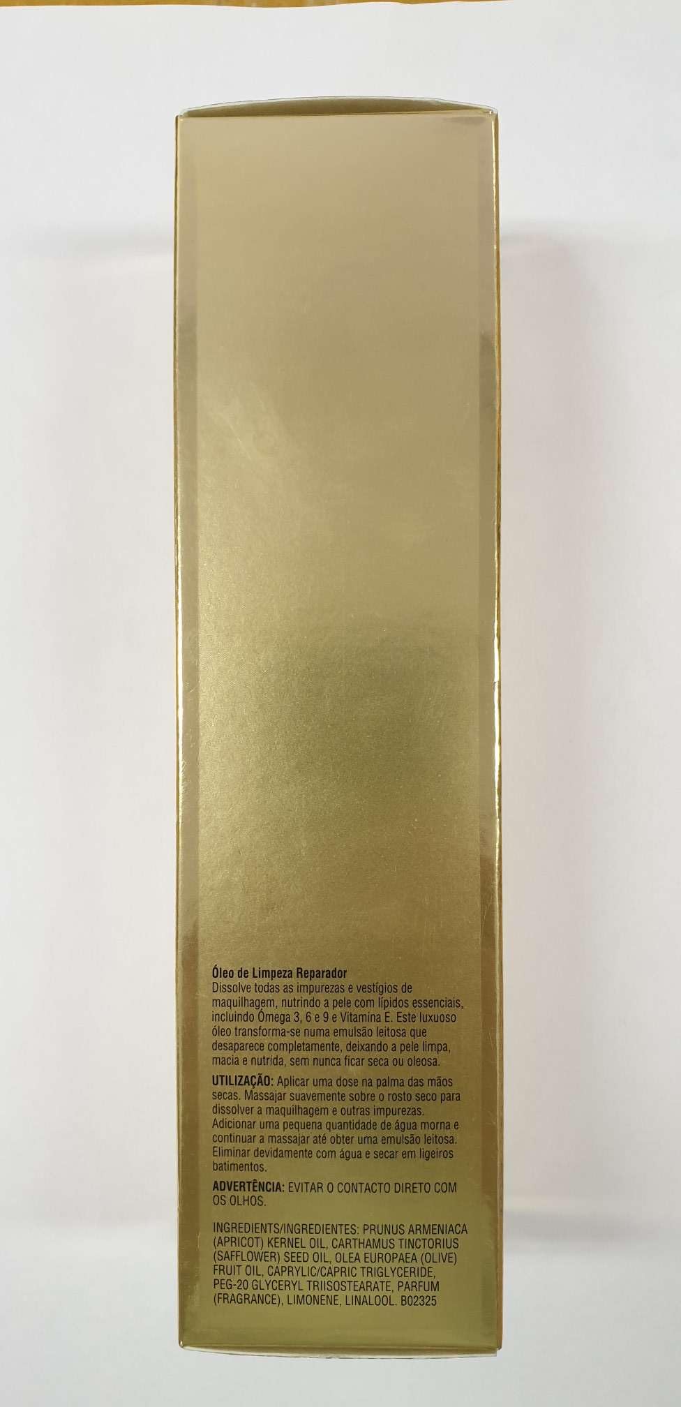 Elizabeth Arden Ceramide Replenishing Cleansing Oil emulsion application turning milky for gentle cleansing