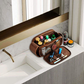 Elviros bag includes a pocket for gym essentials and grooming items