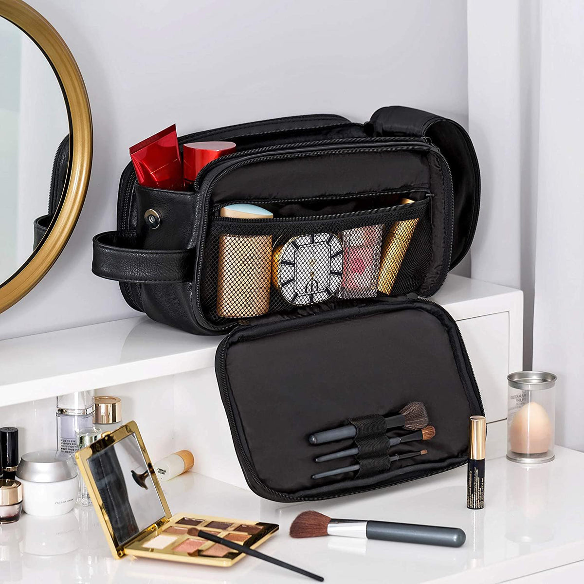 Elviros gym-ready kit doubles as a weekend travel companion.