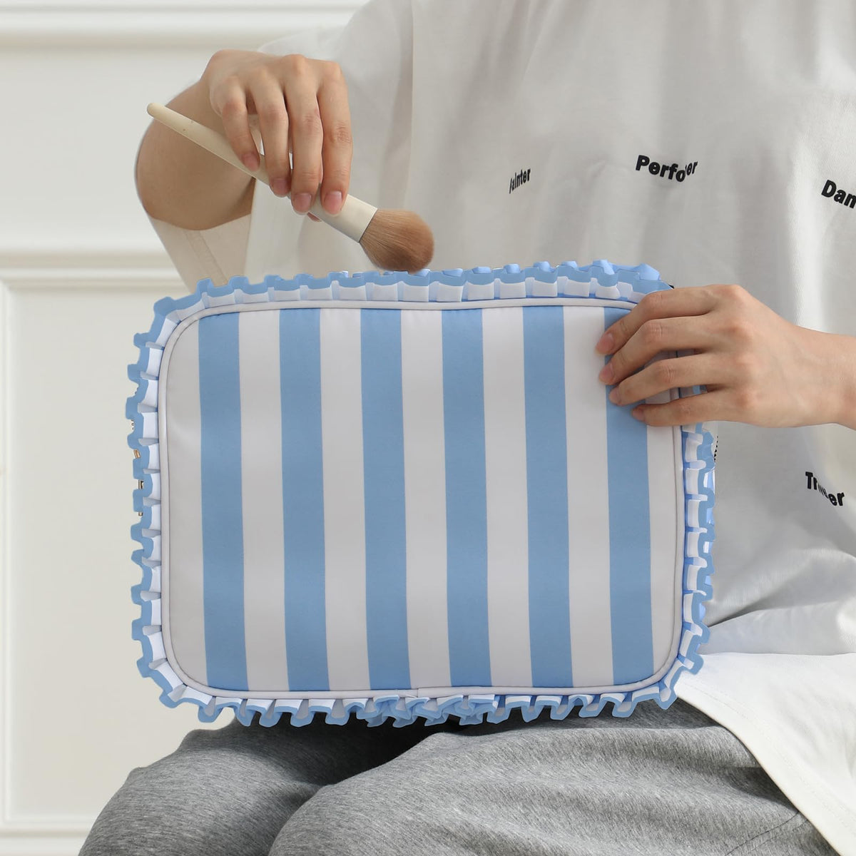 EMBRUNIOICE Gift-ready cosmetic bag for a thoughtful present.