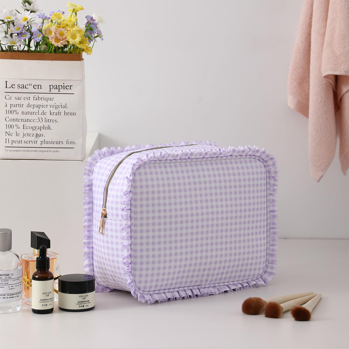 EMBRUNIOICE makeup bag with zipper, durable and lightweight for daily use.