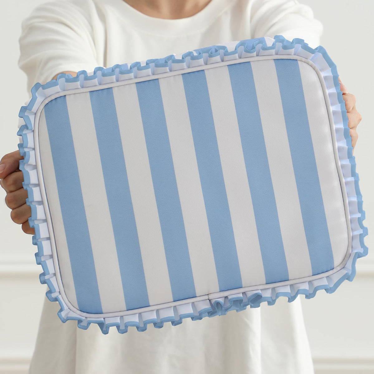 EMBRUNIOICE Bag with inner pockets for organized travel essentials.