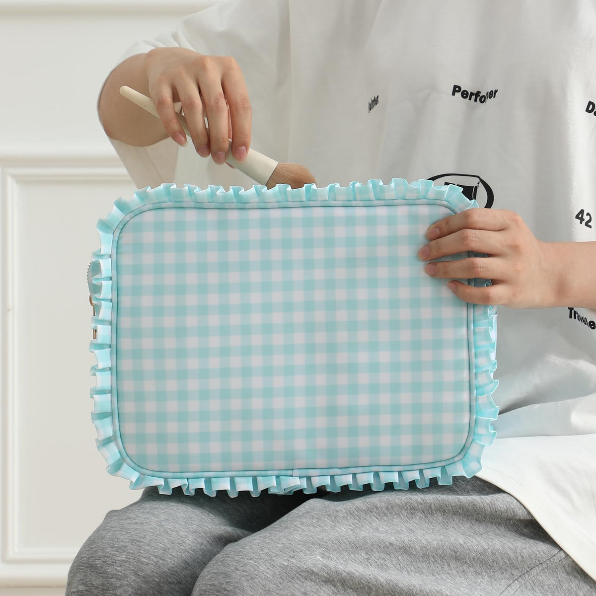 EMBRUNIOICE versatile bag doubles as toiletries or purse during trips.
