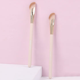 ENZO KEN angled concealer brush in full view for everyday use