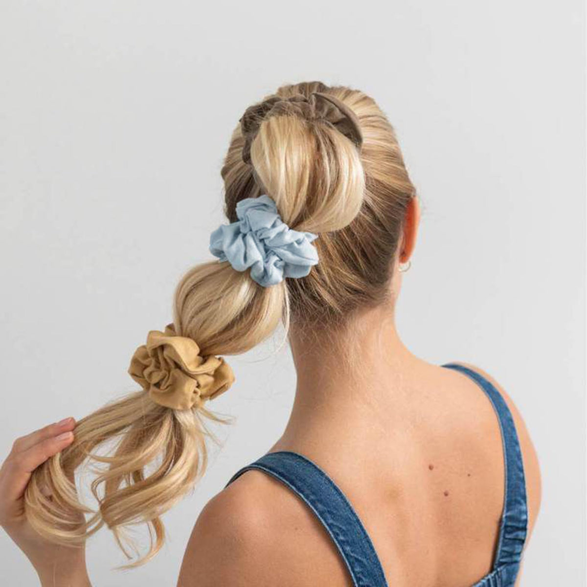 White and blue satin scrunchies simplify wedding party styling and coordination.