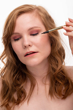 EPILYNX pigment rich color enhances bold eye looks.