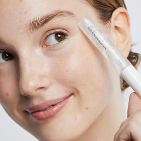 Ere Perez aloe vera conditioning formula close-up highlighting soothing gel infusion.