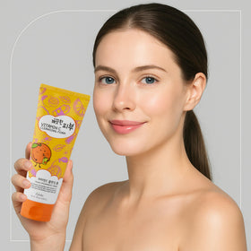 Esfolio Vitamin C Cleansing Foam creamy texture suitable for gentle routines.