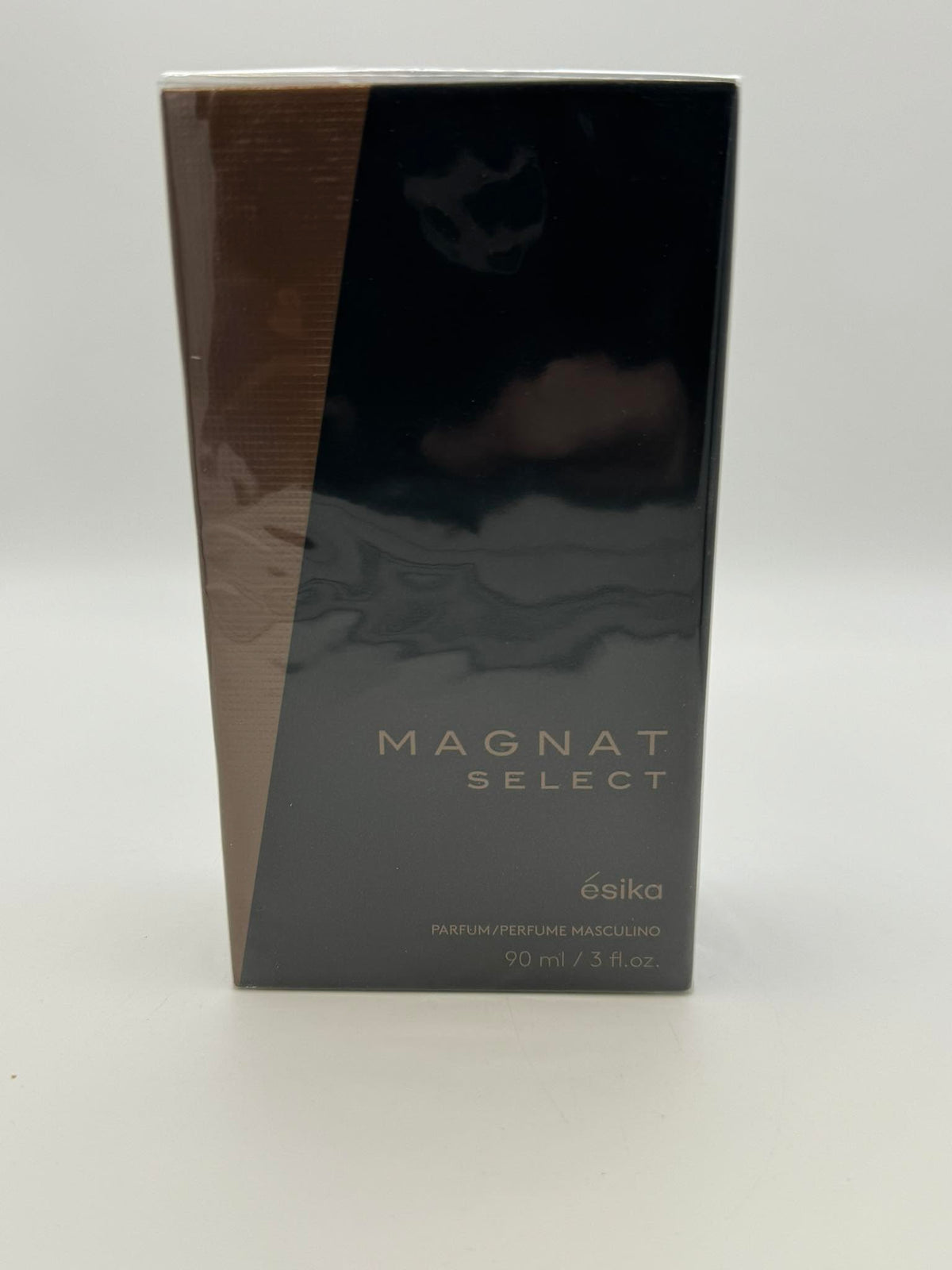 Esika L'Bel Magnat Select bottle-cap close-up, premium packaging ideal for gifting.