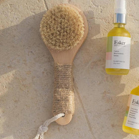 ESKER dry brush hemp-twine handle offers comfortable grip